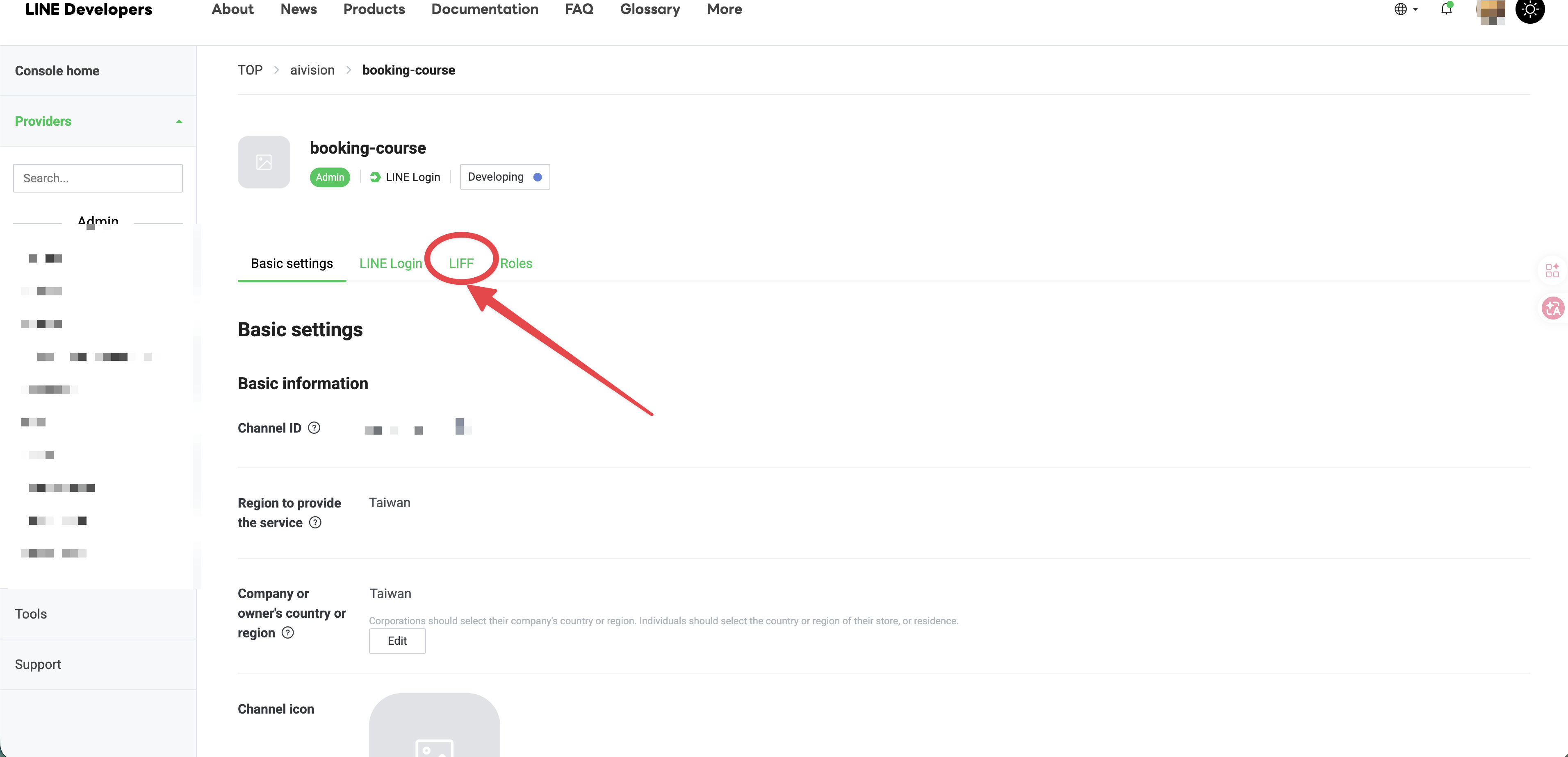booking-course 頻道的 Basic settings 頁，上方分頁列指向 LIFF 分頁